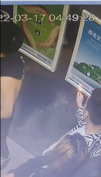 男子凌晨在电梯内点燃广告牌，物业：已报警处理
