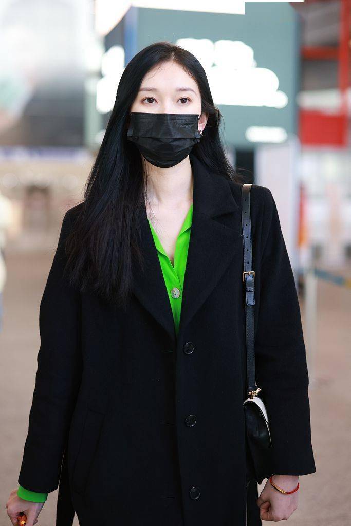 黑色 刘令姿穿黑色腰带款大衣荧光绿衬衫又美又飒！
