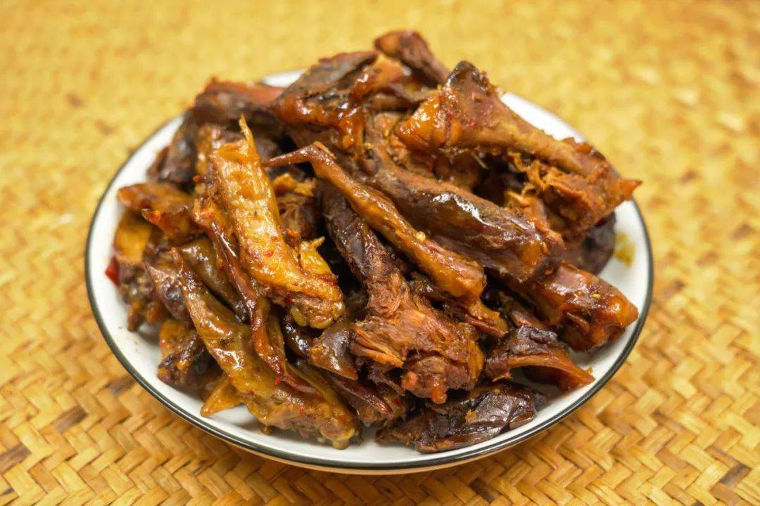 传承150年的老卤配方香到入骨入髓的鸭脖鸭架骨一不小心连自己的手指