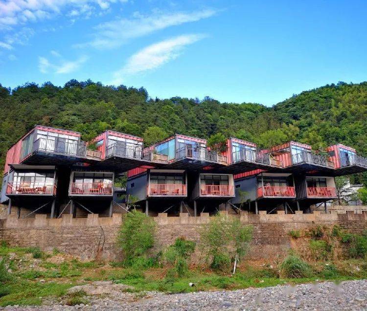 黄山这座占地9000㎡炫酷集装箱遛娃打卡度假民宿丨魔宿厢居