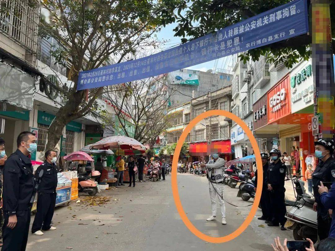 博白警方将电诈犯罪嫌疑人李某某,蒋某,邱某某押解到龙潭镇指认现场