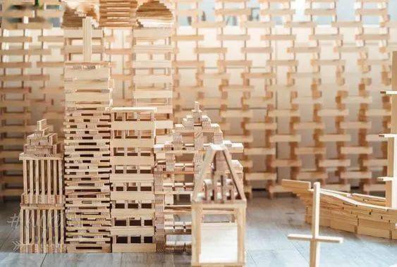 就是一个又一个简简单单的"小木片",却能搭建出异常稳定的拼搭.