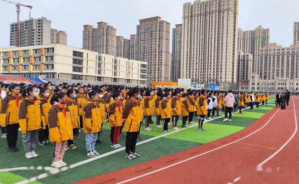 保定双减进行时前进小学新学期晨会解读塞罕坝精神密码