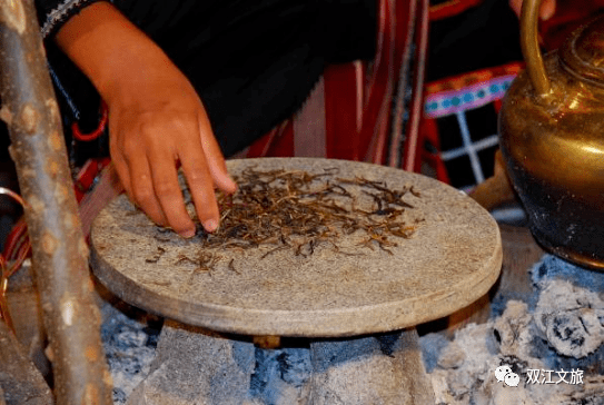 臨滄茶旅佤族煮苦茶和石板烤茶