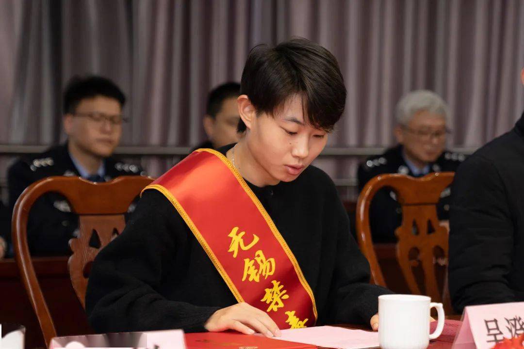 作为无锡走出去的优秀青年代表施冬冬为吴澄舒颁发聘书2022年3月19日