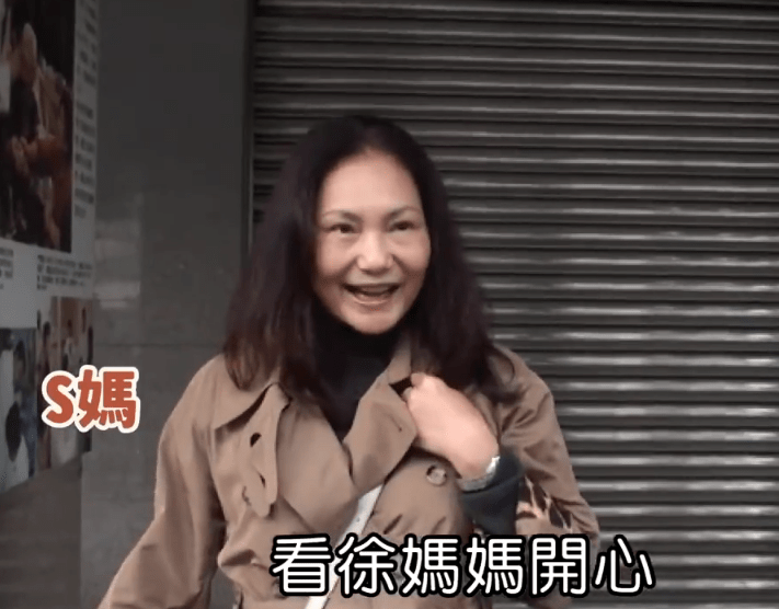 她笑着跟媒体打招呼,并告诉大家:你们看徐妈妈这么开心,就代表家里没