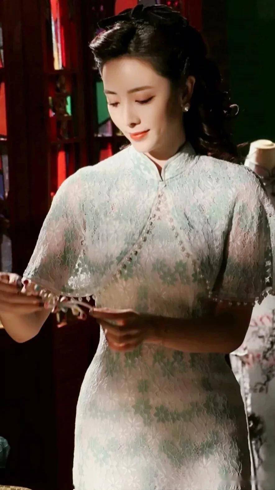 李思思一举一行一言一笑皆迷人