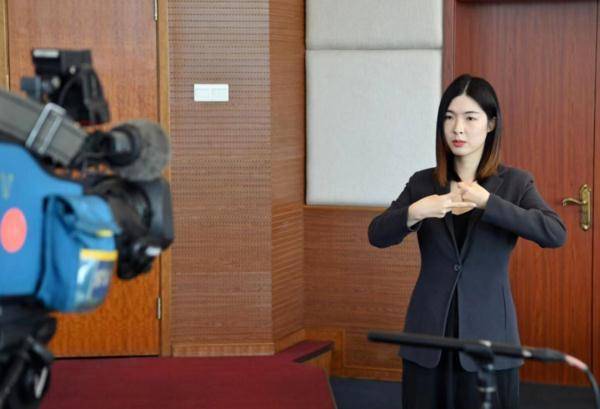 疫情防控发布会上的“无声战士”，如何用手语精准翻译专业术语？