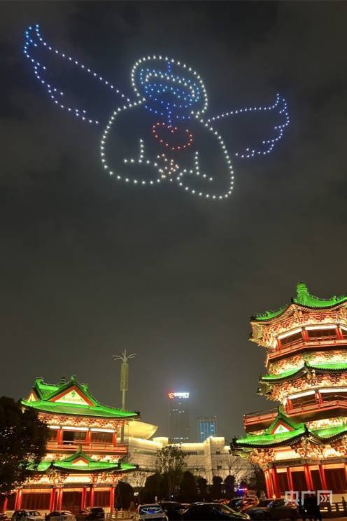 致敬“大白”300架无人机点亮南昌夜空