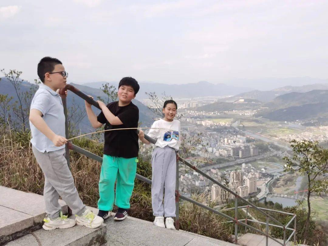 板障岩山势并不算高,但当你身临其境时,就会深刻地感受到它的傲然挺拔