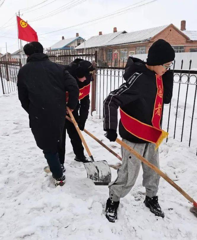 免渡河中学开展清积雪暖人心志愿服务活动