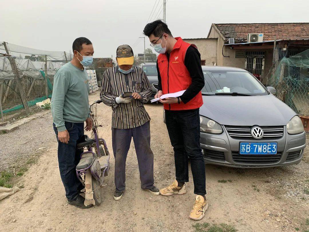 月城社区工作人员许嘉雯的男友蒋辰皓主动请缨,从核酸检查预登记到第