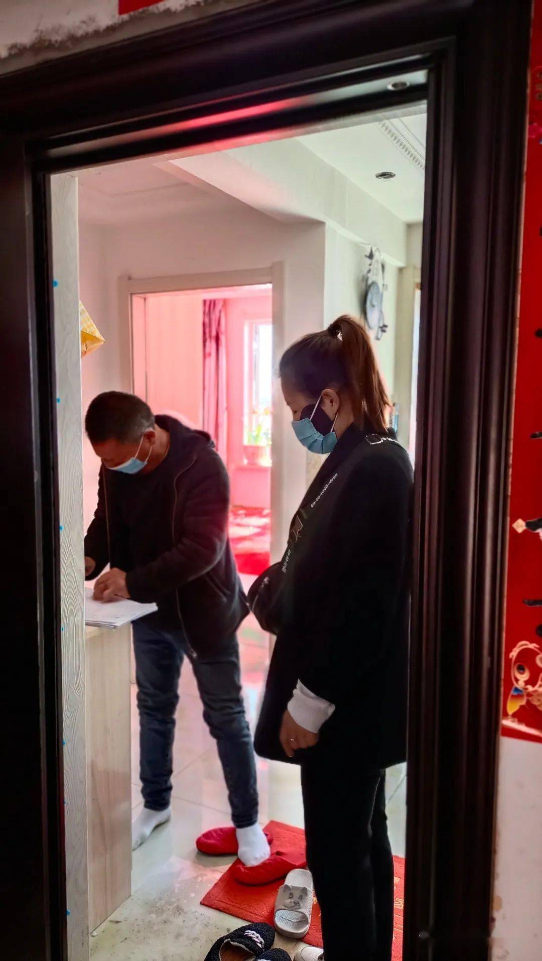 敲开健康门守护百姓家靖宇县总工会开展疫情防控敲门行动