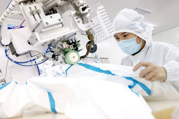 山东康力医疗器械科技有限公司的工人在严格消毒环境下生产医用防护服