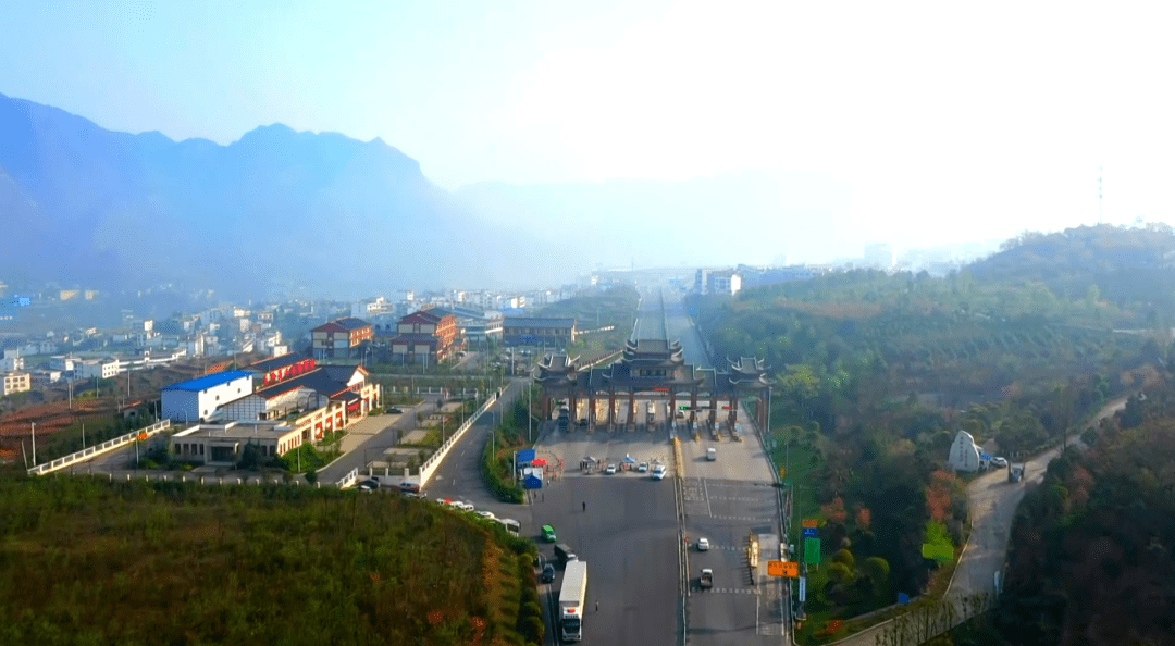 镇雄县地处云贵川三省交界处,是四川省宜宾市进入贵州省,毕节市进入