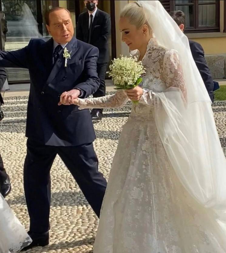 法西|祝福这对新人85岁的贝卢斯科尼与小53岁女友举行婚礼