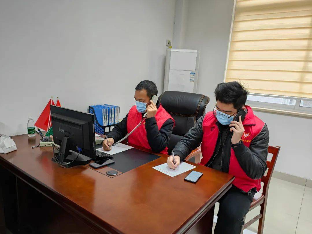 月城社区工作人员许嘉雯的男友蒋辰皓主动请缨,从核酸检查预登记到第