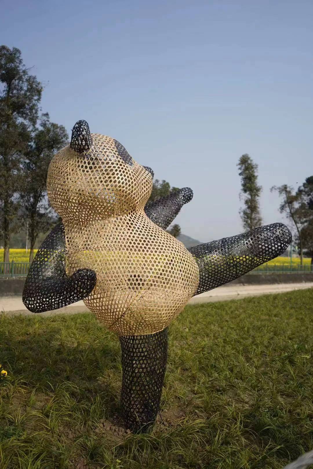 在崇州市道明镇竹艺村畔,这里碧水流淌,花香阵阵.