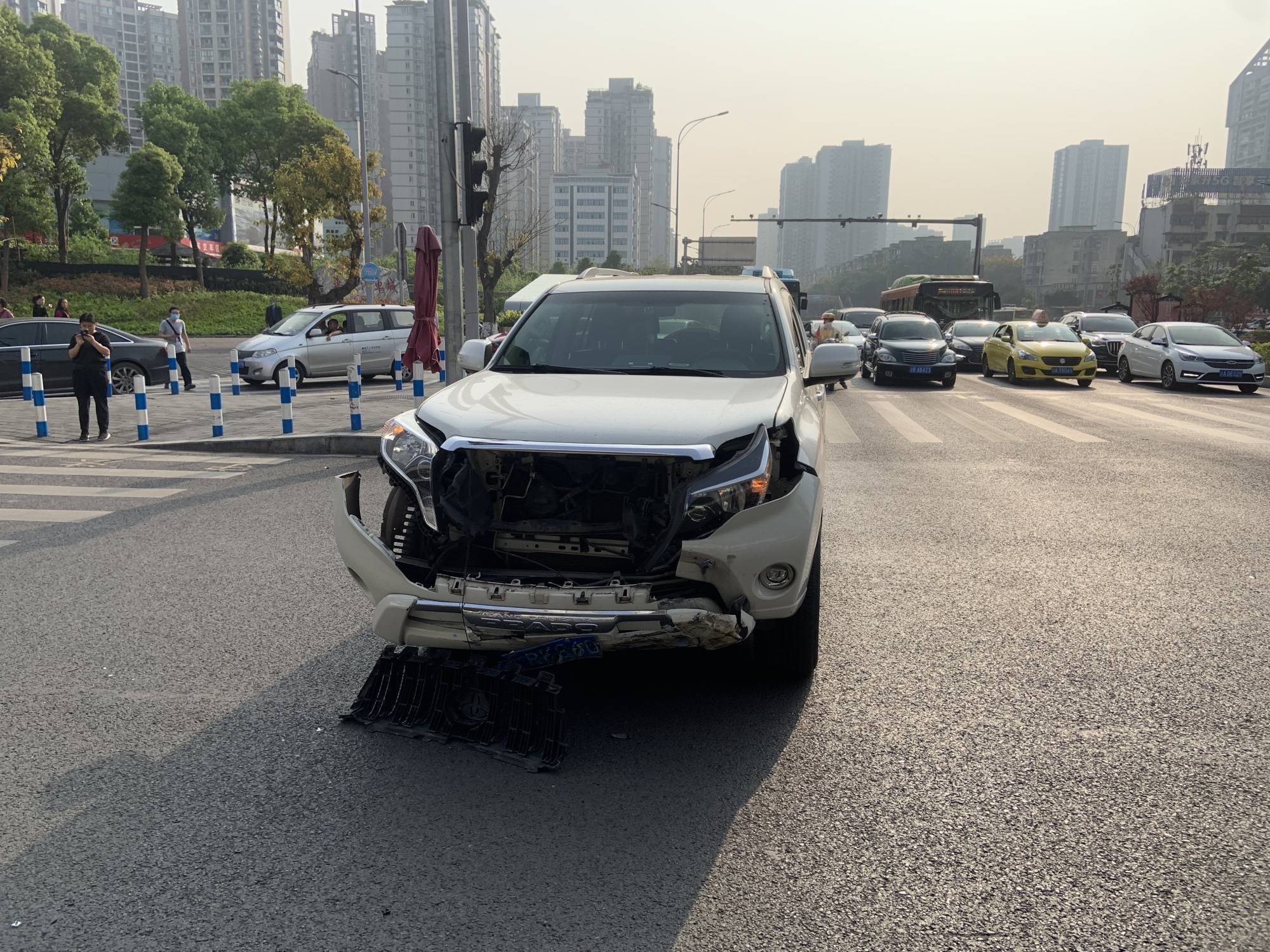 十字路口两车相撞 豪车闯黄灯损失上百万