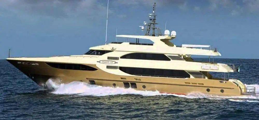 全部由黄金和白金打造,一面墙甚至直接用了一块陨石,这游艇在海上航行