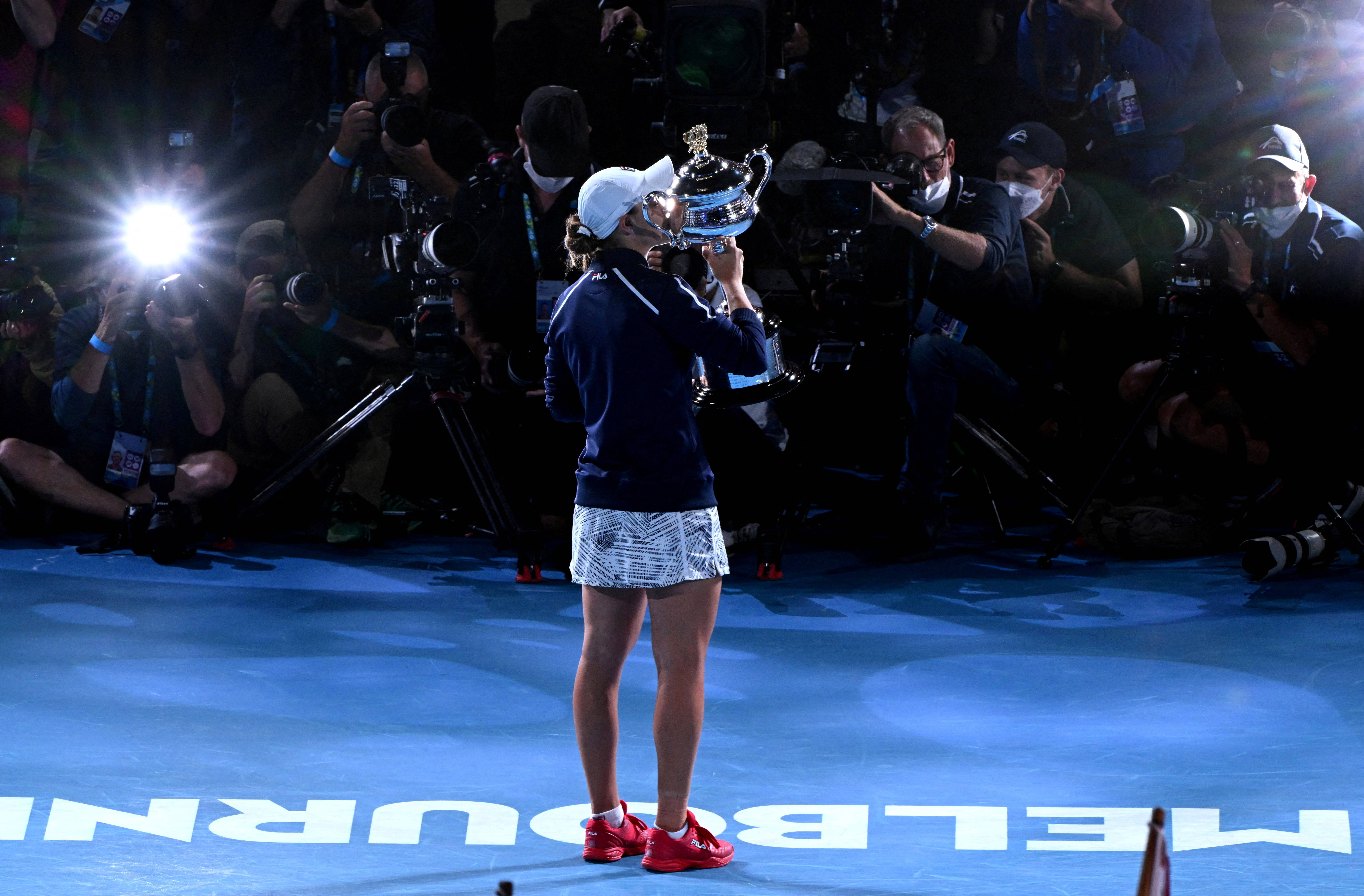 新华社|现役世界网球头号女单巴蒂宣布退役