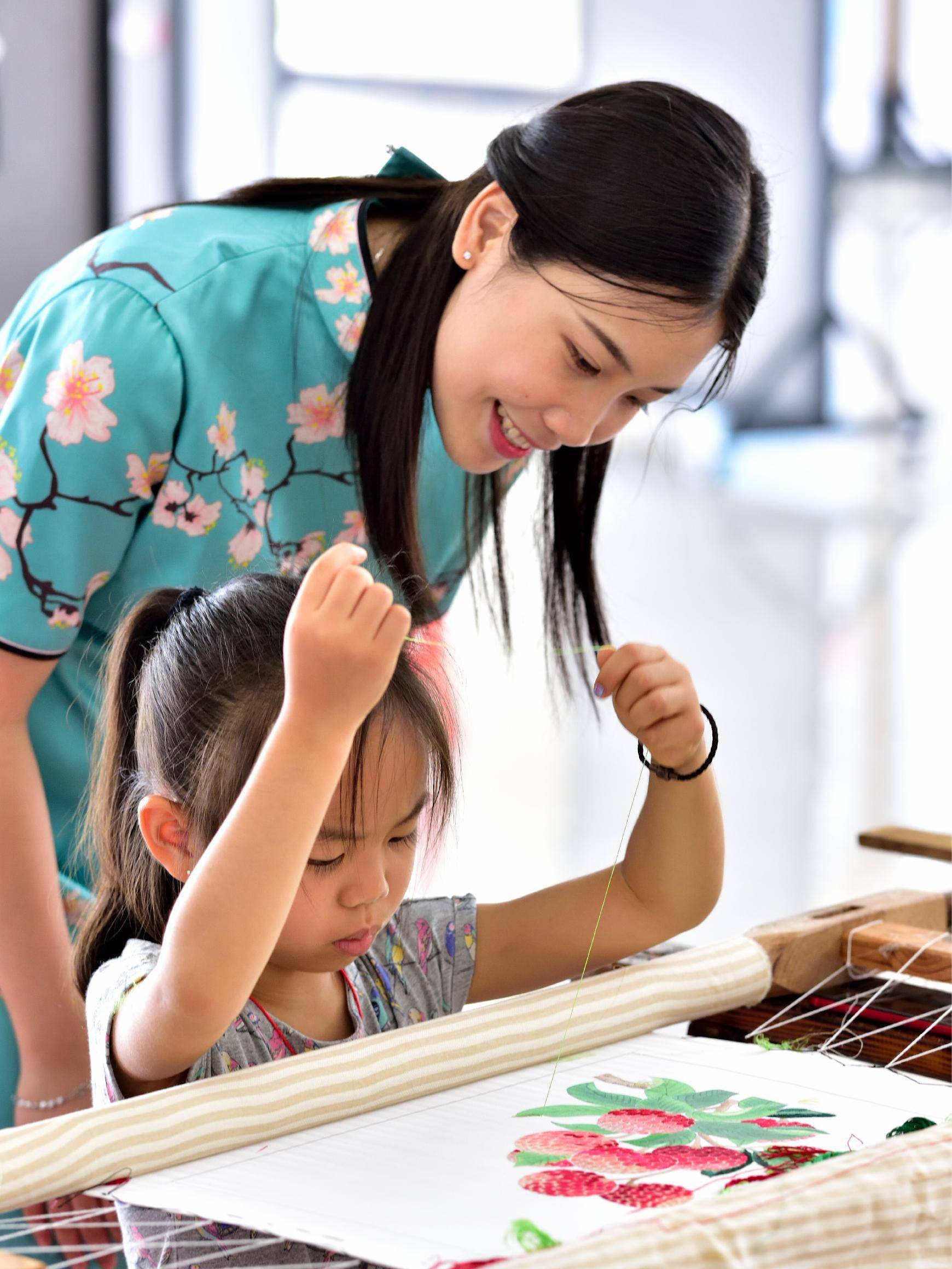 年轻人广绣传人梁晓曼：新时代的“红头巾”乐观向上，活化传统行业