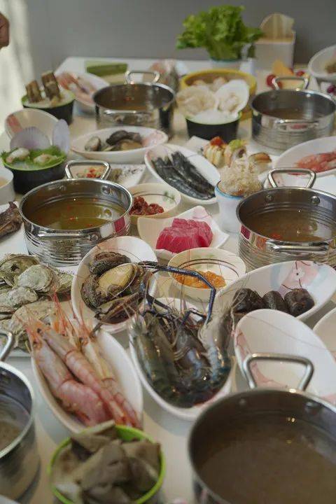 丰盛的海鲜晚餐图片