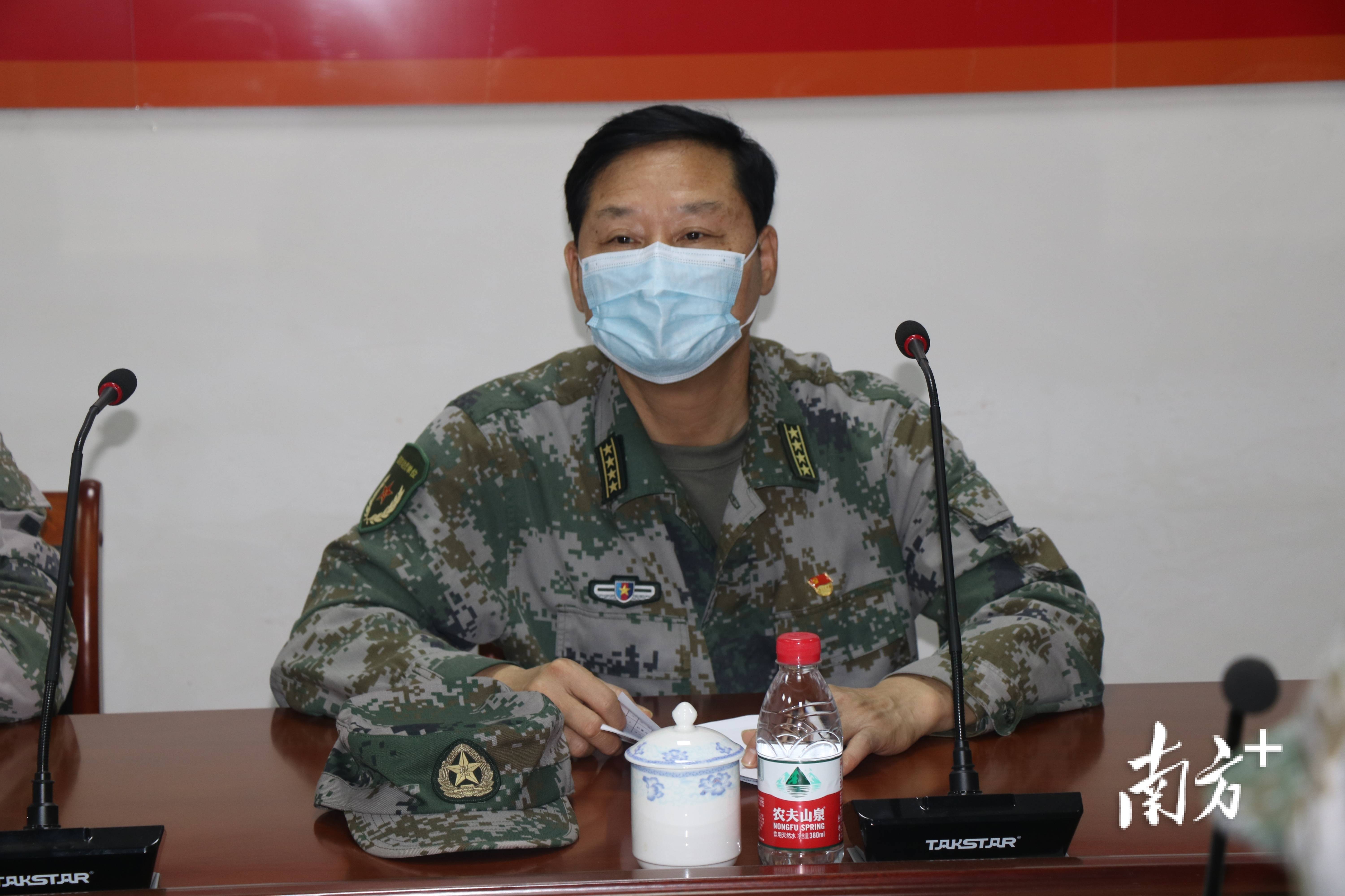 陈煜昌观摩了女兵队列训练,对大家展现出的高昂精神面