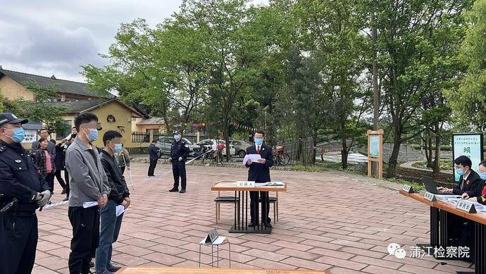被告人王某x,王某y在蒲江县一禁渔区内使用电捕鱼器捕捞土鲶鱼,黄辣丁