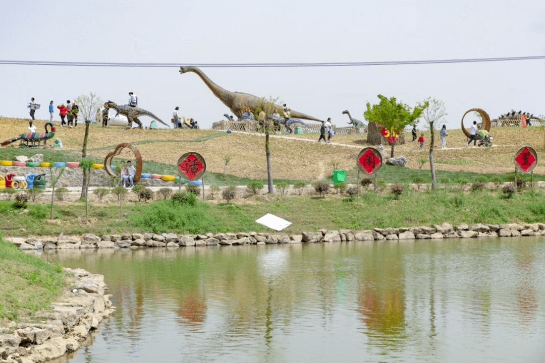 在故土田源,游客可以和萌宠动物们亲密互动.