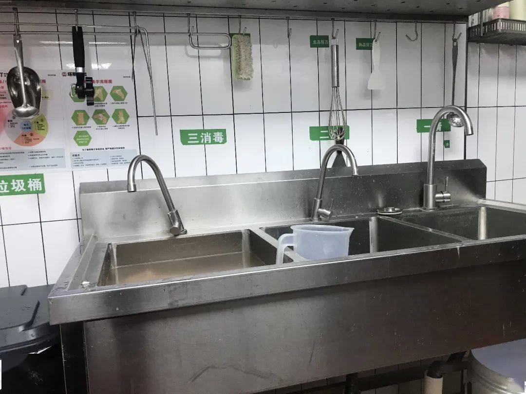 冰箱内食品摆放整齐,食品容器外加贴有效期标金城路245号华莱士(金城