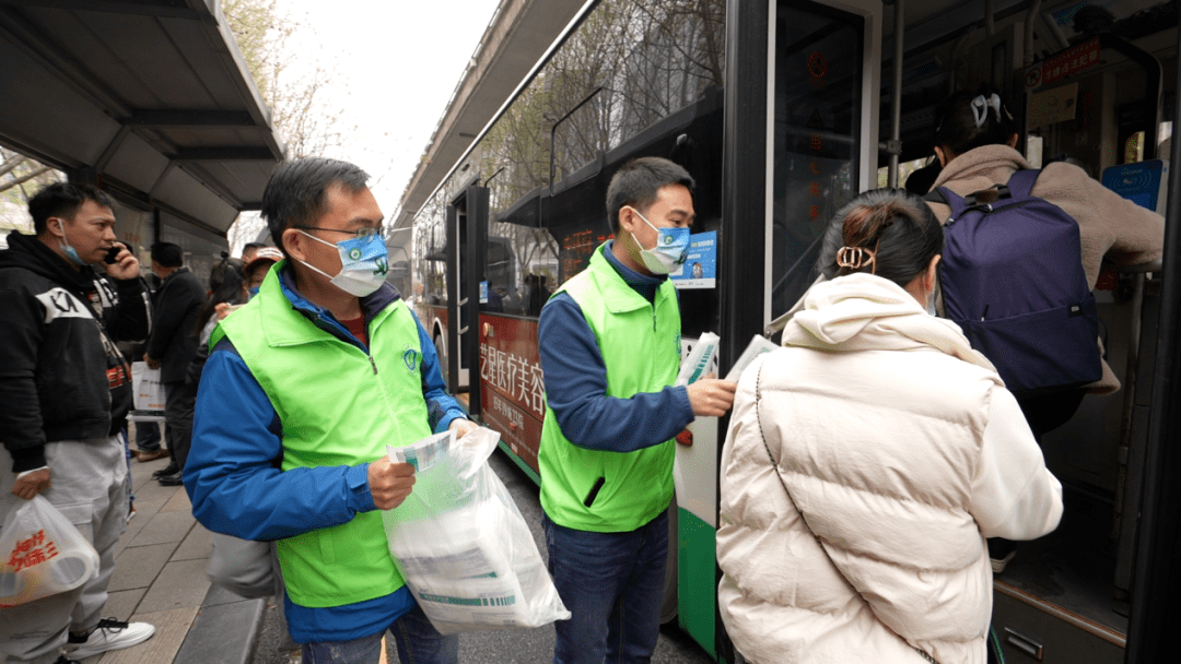 宣传|武汉10万市民同戴“双绿丝带”口罩 为防治结核病鼓与呼