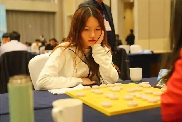 美女下象棋图片图片