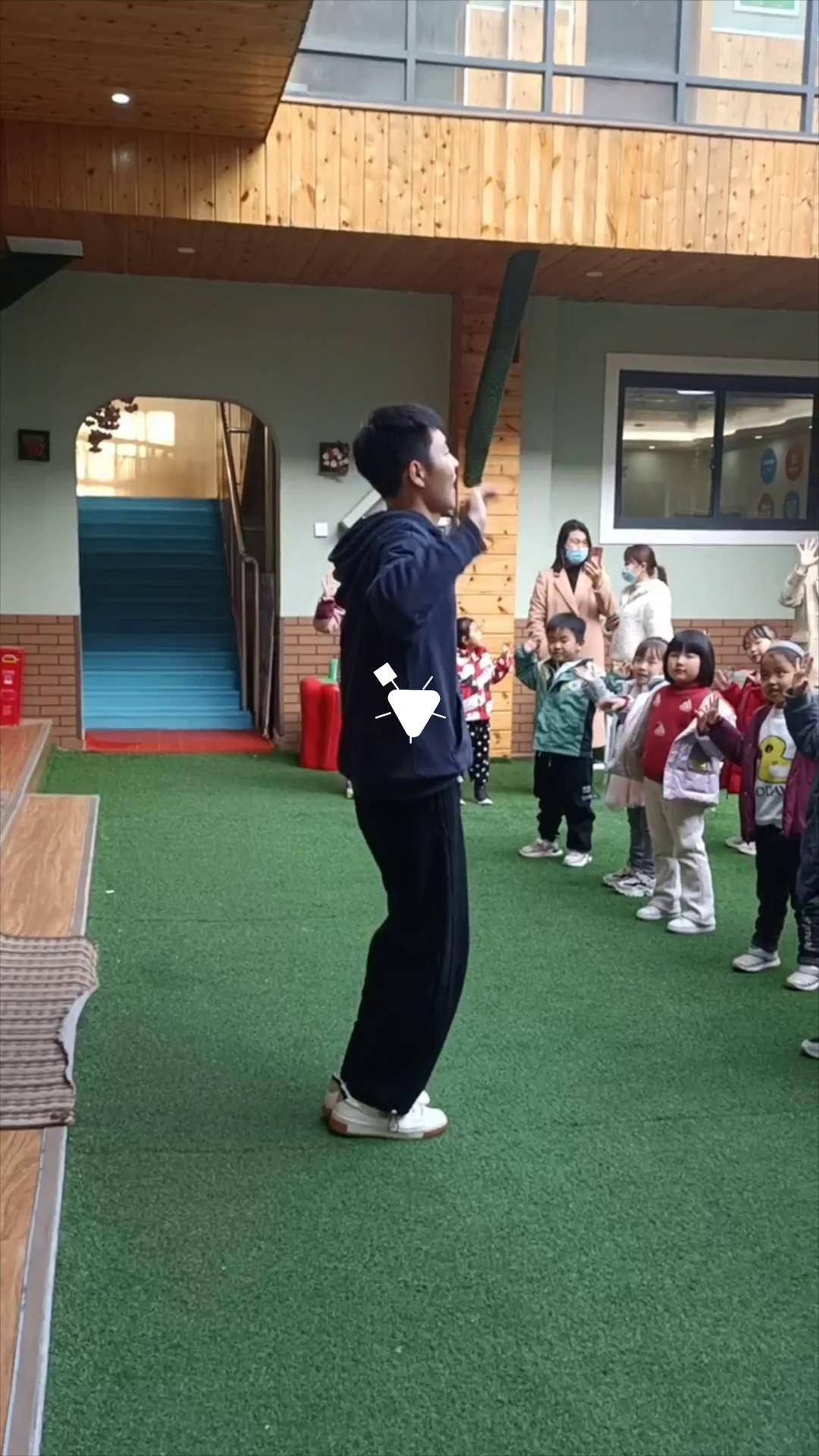 幼儿园男老师活力四射领舞出圈网友跳舞快乐值拉满