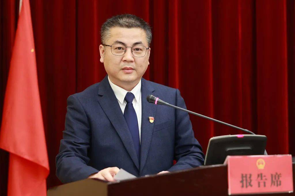 会议由县人大常委会主任高胜华主持,副书记沈孔鸿,副主任陈峰,傅伟强