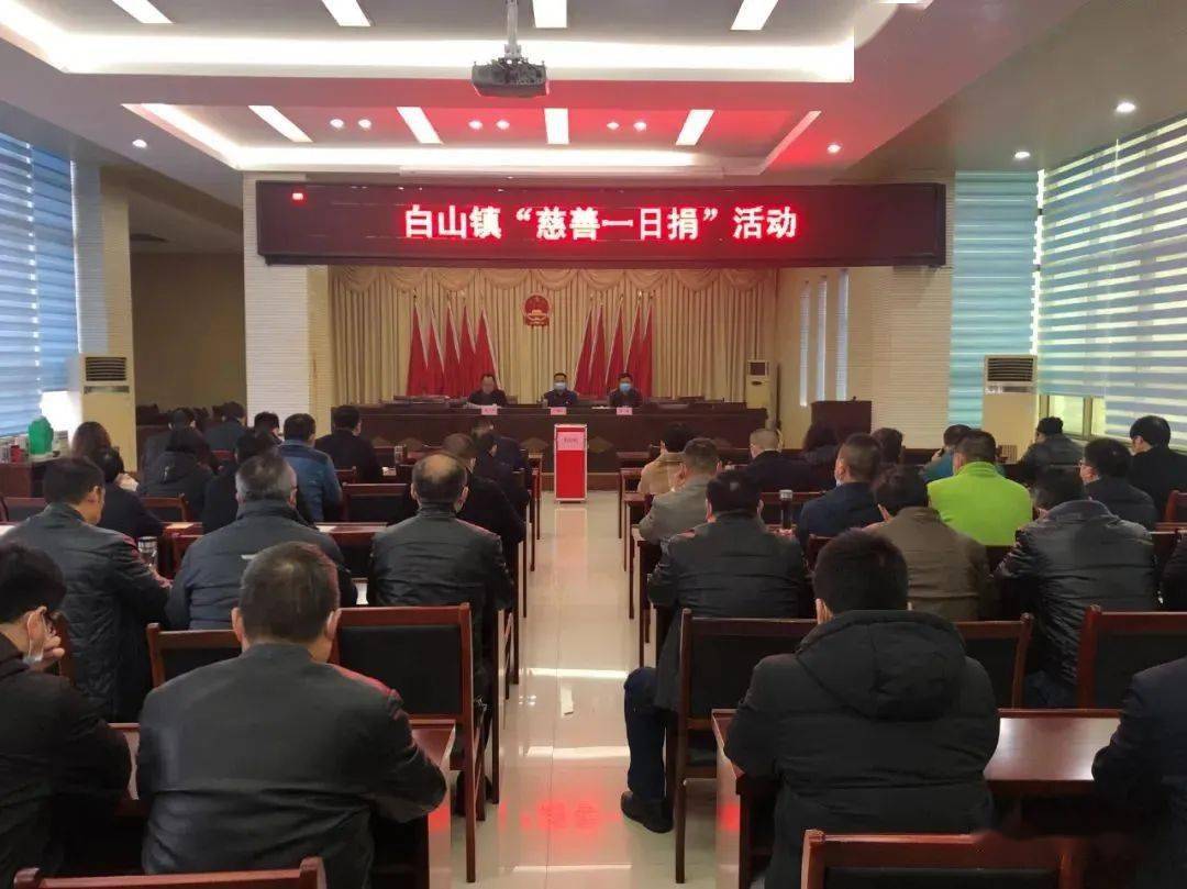 媒体聚焦3月23日,车辆在庐江县龙桥镇花泥农村公路上行驶.