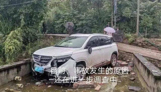 宜宾一轿车直接"飞"上屋顶!_事故_车祸_玉龙桥