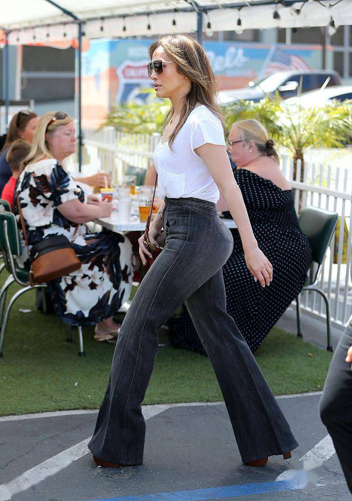 詹妮弗洛佩兹穿简约白t搭黑色牛仔裤