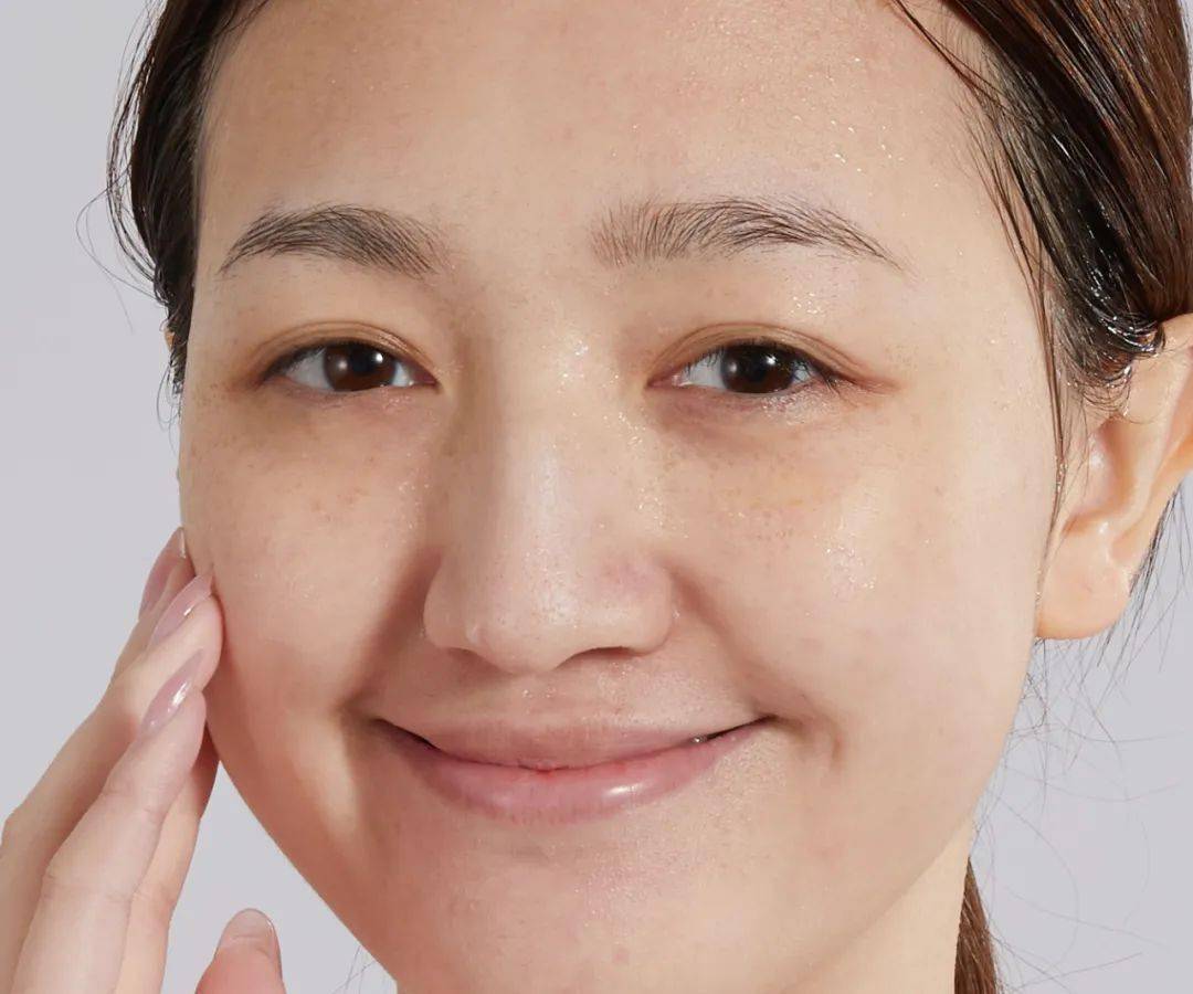 斑疹太神奇了！睡前花15分钟做这事，“色斑”没了，人也年轻好几岁！
