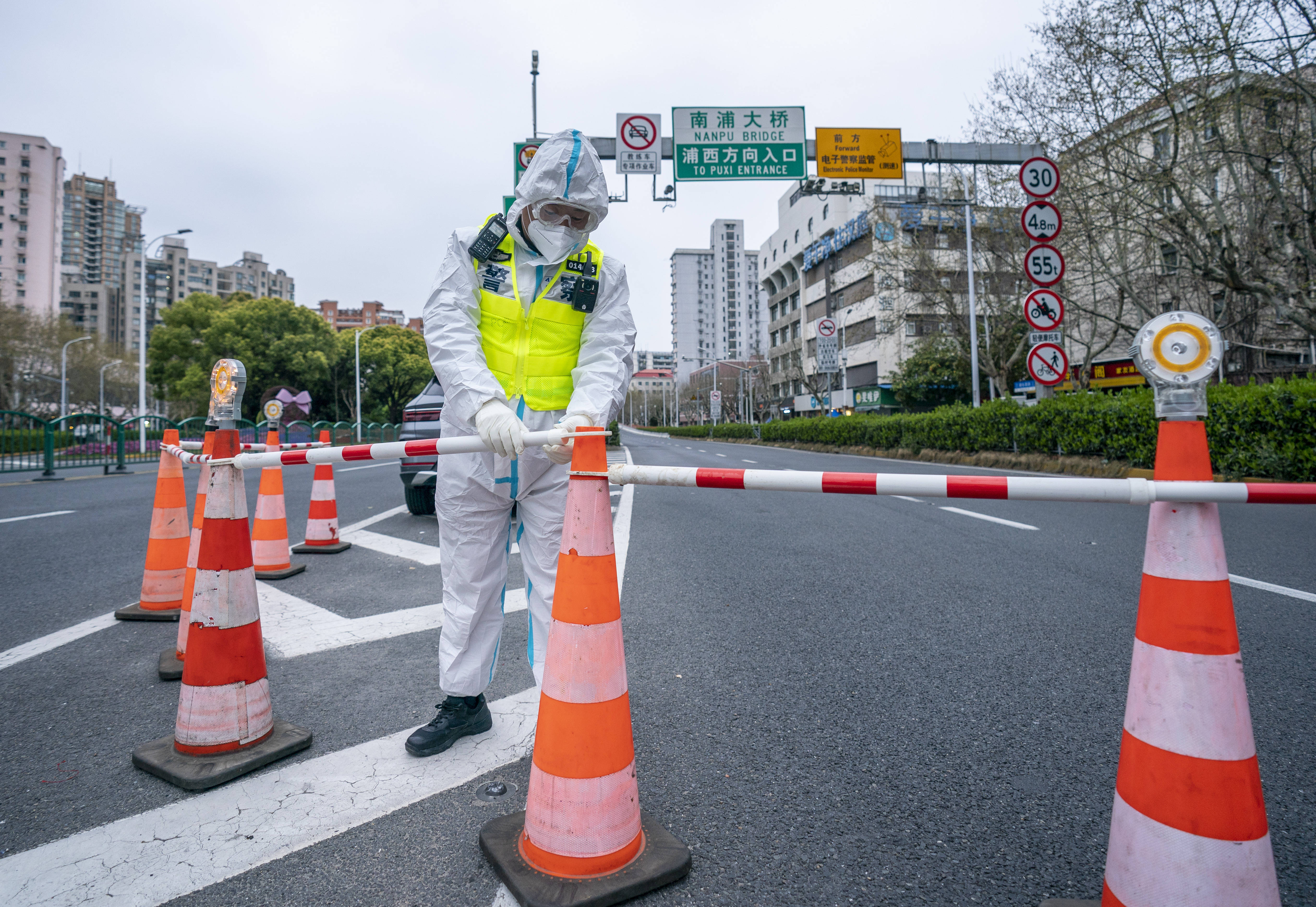 冲锋一线共战疫情浦东警方连夜驻守道口落实交通管制