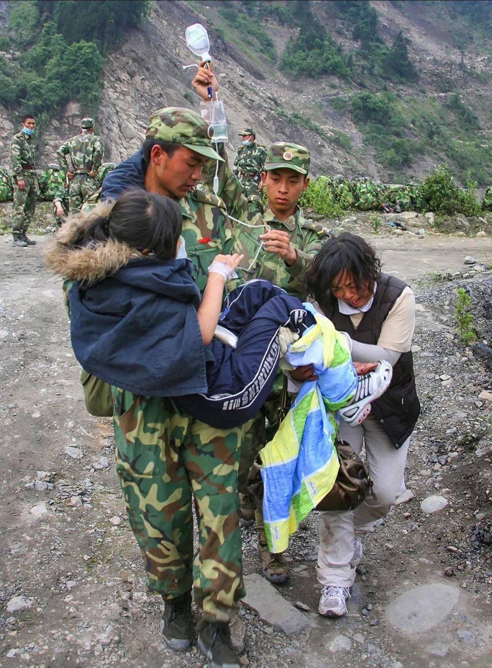 0级特大地震5月14日,这是解放军在震中映秀镇,争分夺秒抢救伤员