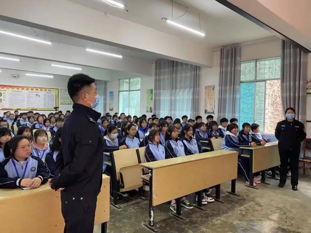 学习雷锋纳雍五中在行动