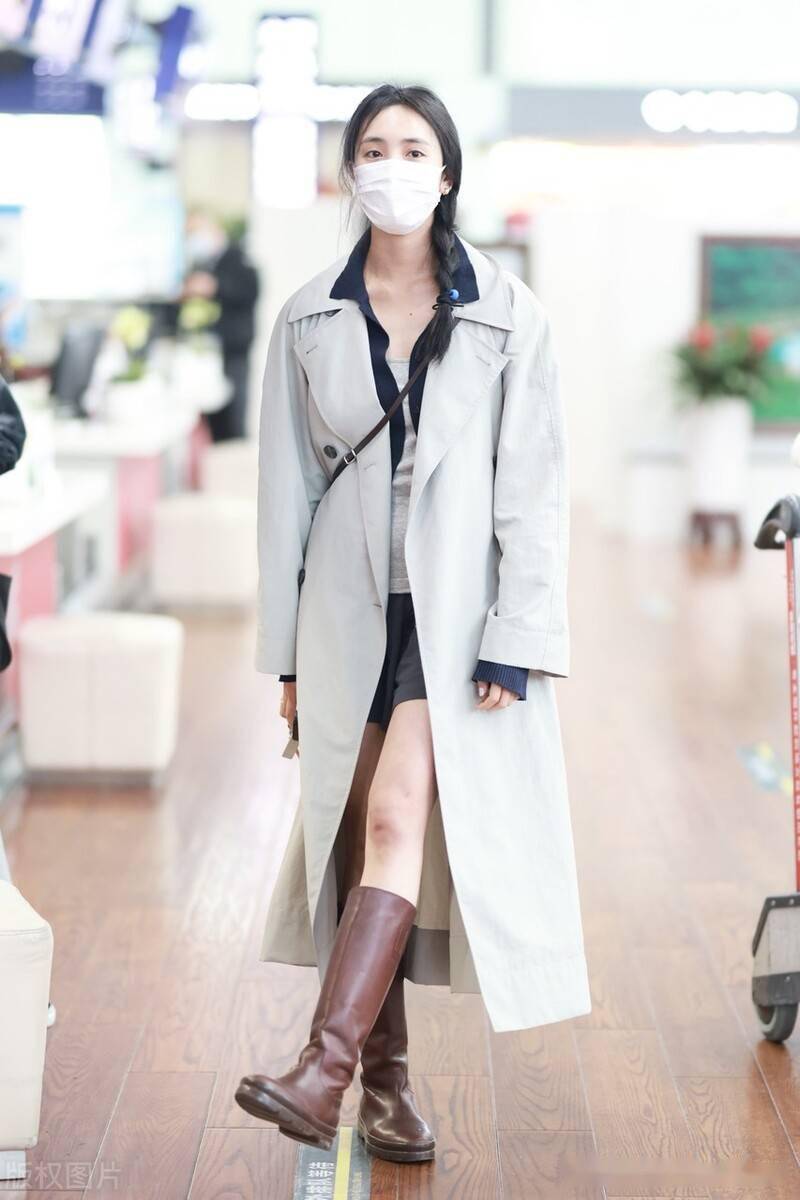 王紫璇现身成都机场顽皮精灵太美了