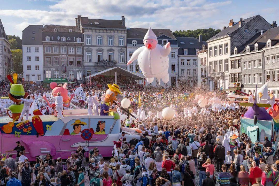 比利时这个奇特的狂欢节用猪膀胱打人狂扔5吨纸屑还有35000人想参加