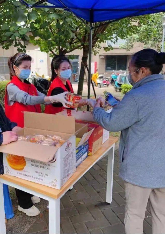 池灵在社区志愿服务队郭若冰说"我们小区有1700多人,其中七成以上是