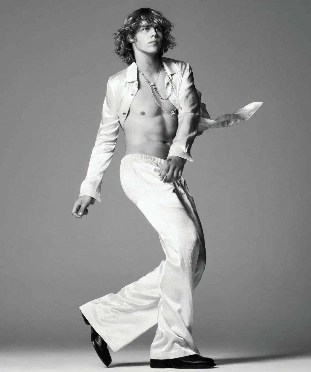 The Kid LAROI 登上澳大利亚版《VOGUE》封面！_搜狐网