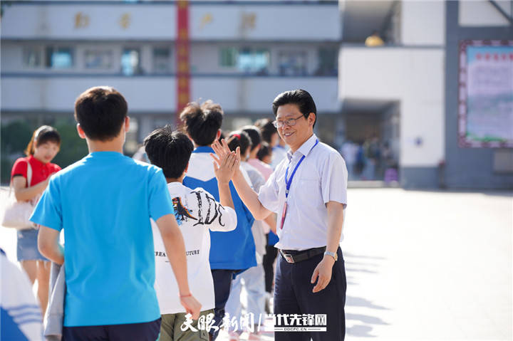 英雄辈出光耀黔贵时代楷模陈立群用爱点亮大山深处的希望