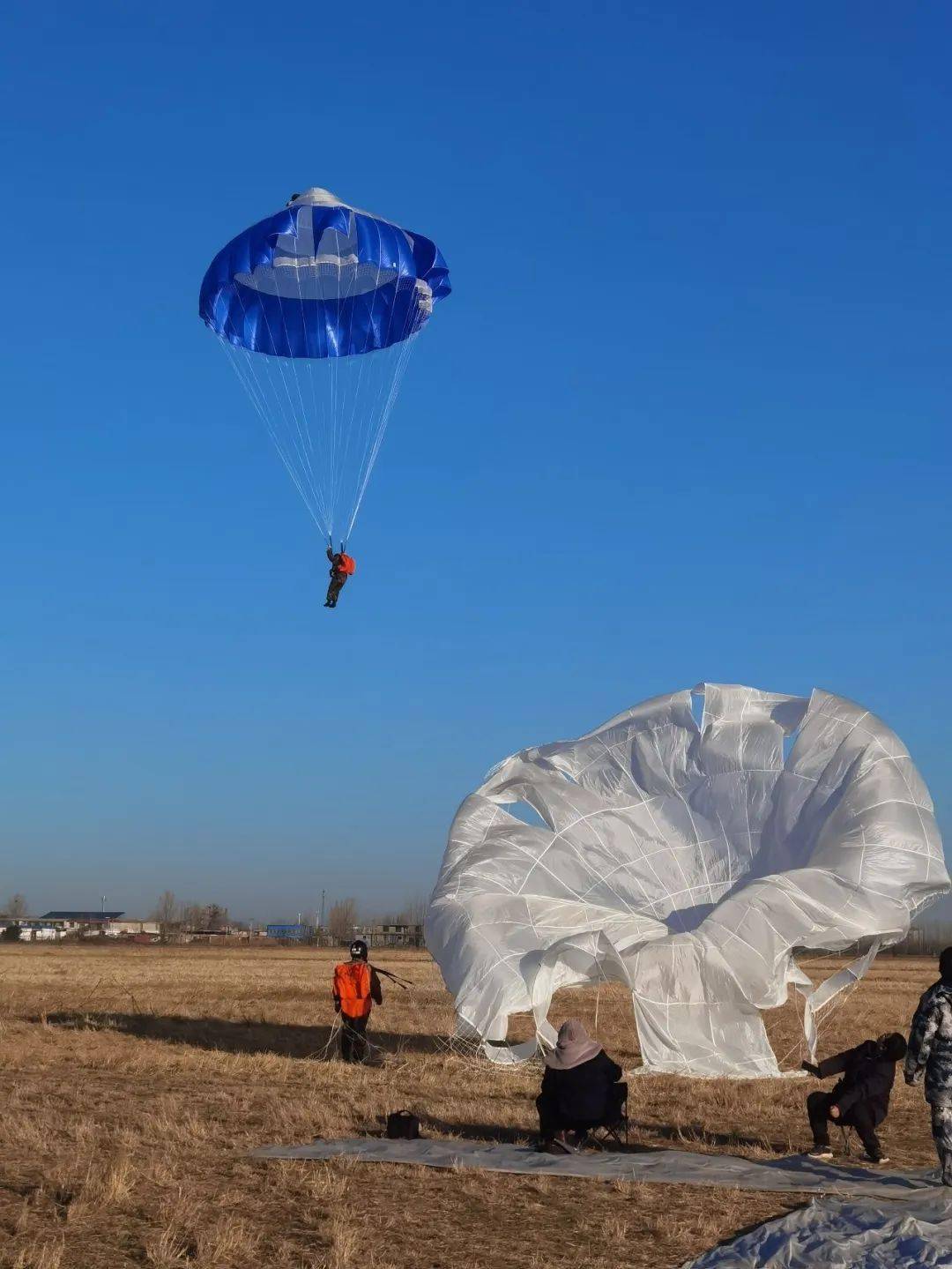 空降兵伞降背后的航空力量_降落伞_空投_装备