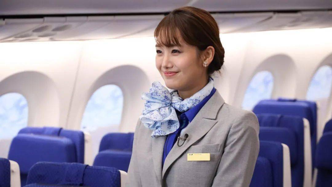 "空姐"可以说air hostess,也可以说stewardess.