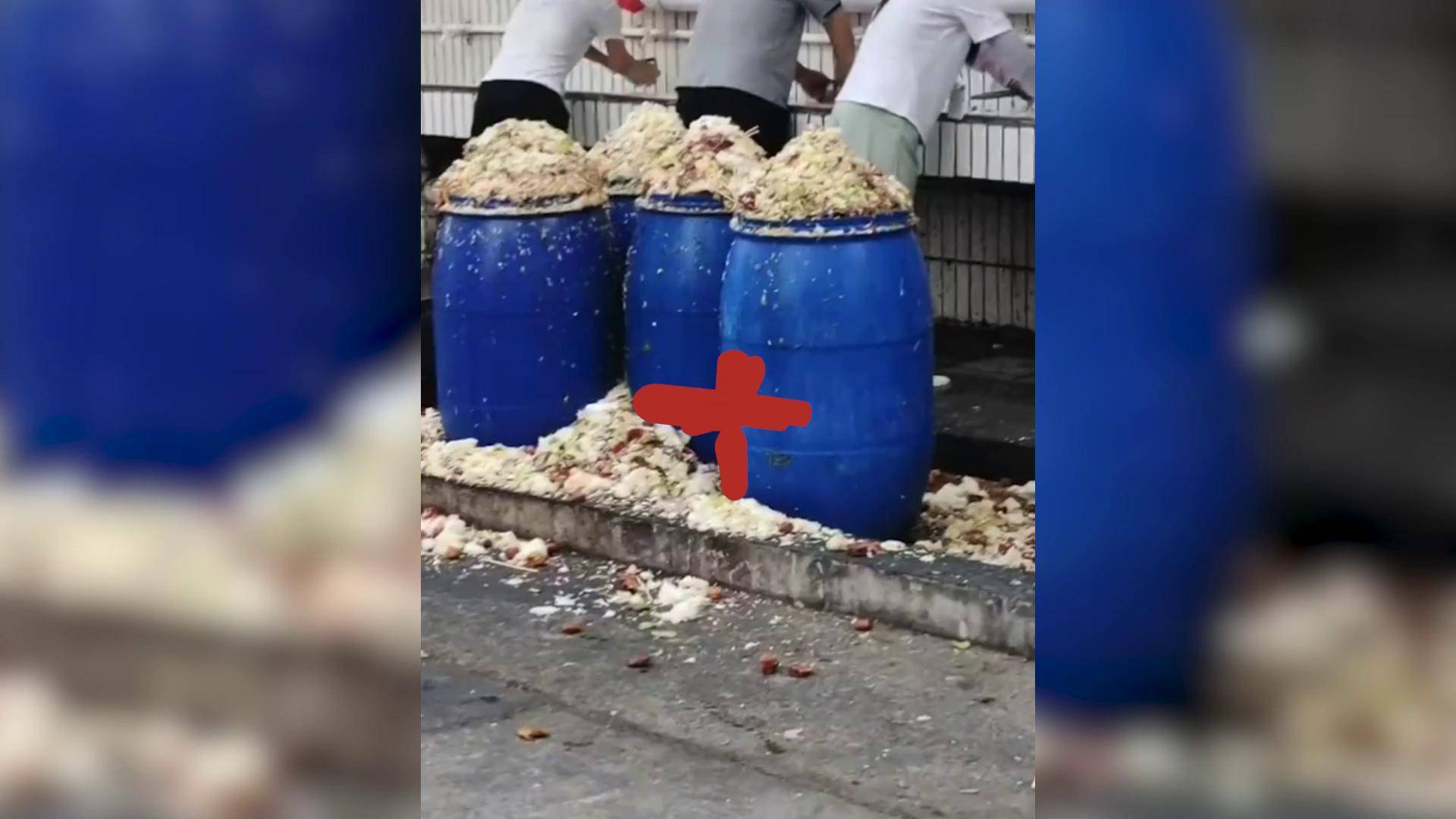 杜绝浪费深圳一食堂门口5个泔水桶盛满米饭工作人员1千多人吃饭将改进